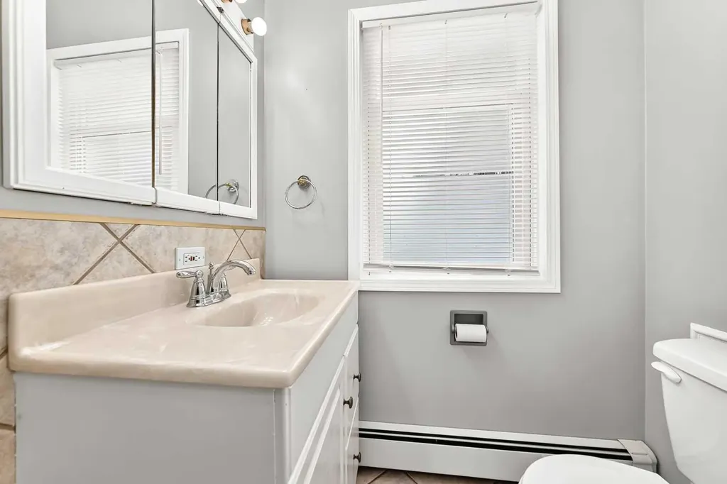 1712 28 Street SW Calgary AB T3C1L9