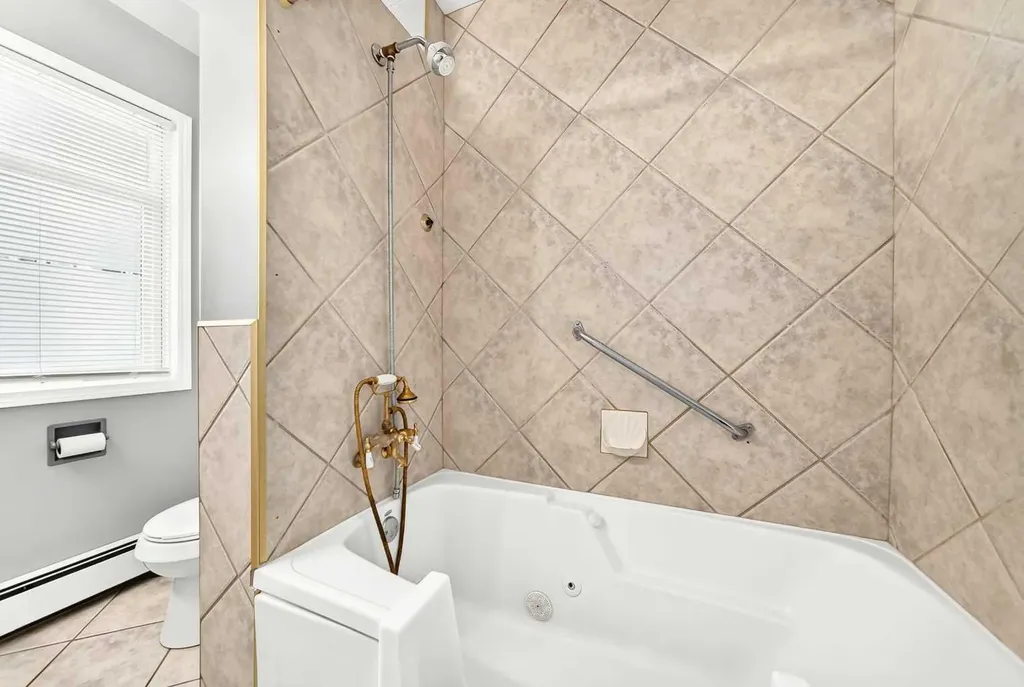 1712 28 Street SW Calgary AB T3C1L9