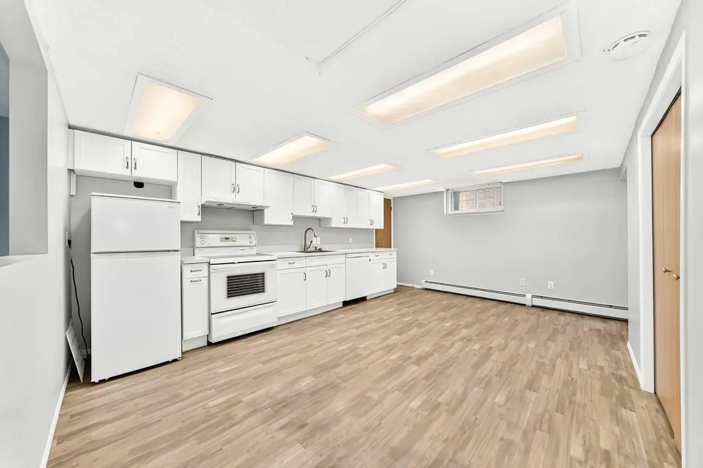 1712 28 Street SW Calgary AB T3C1L9