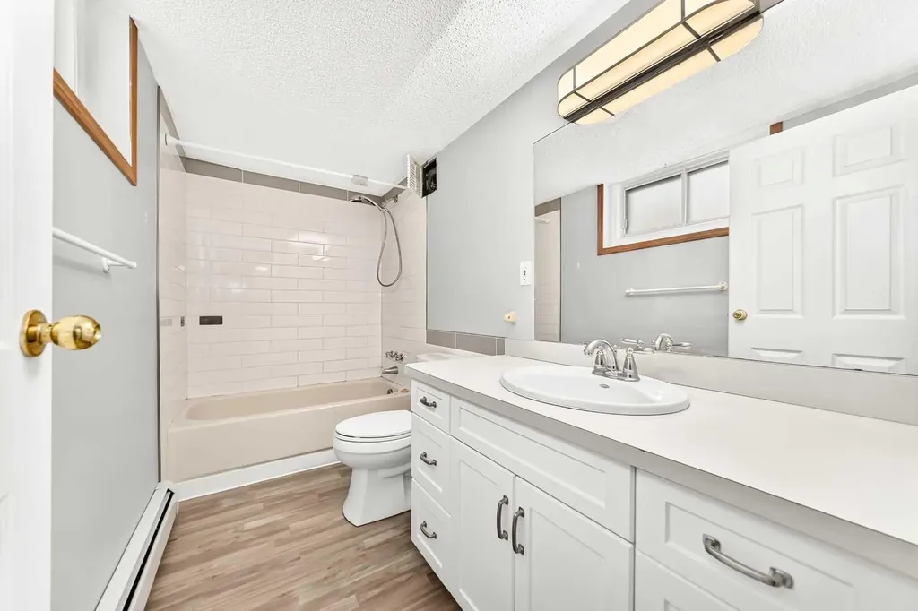 1712 28 Street SW Calgary AB T3C1L9