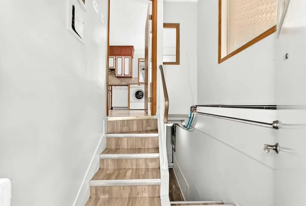 1712 28 Street SW Calgary AB T3C1L9