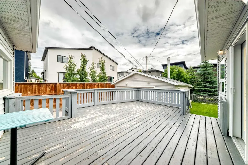 1712 28 Street SW Calgary AB T3C1L9