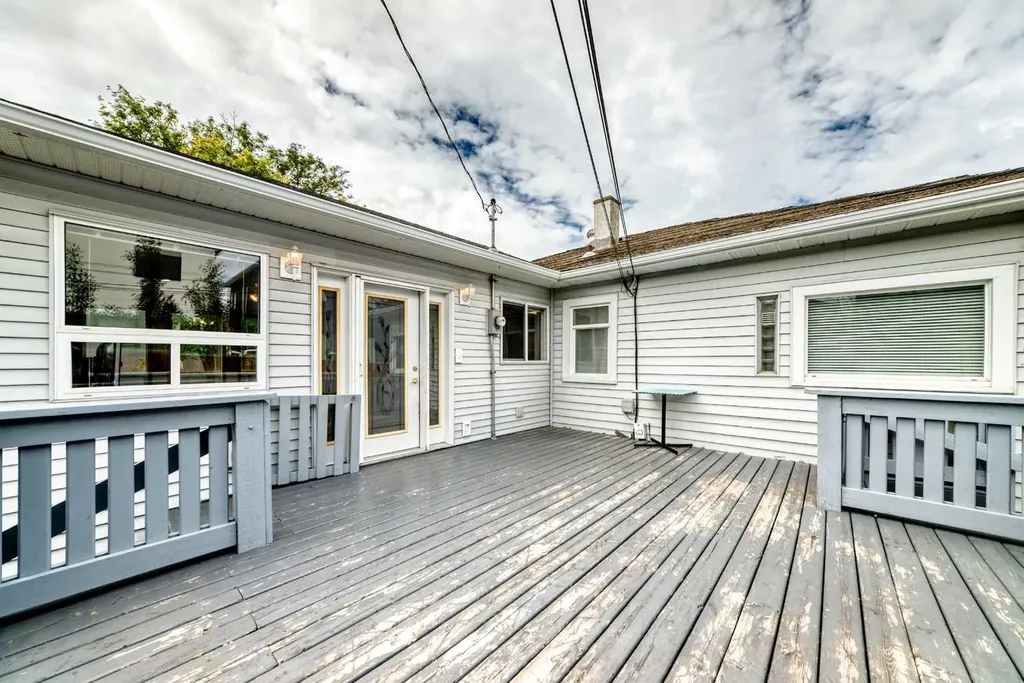 1712 28 Street SW Calgary AB T3C1L9