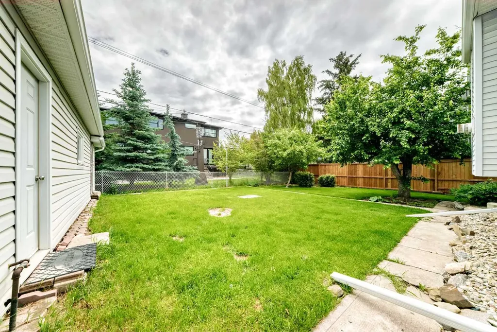 1712 28 Street SW Calgary AB T3C1L9