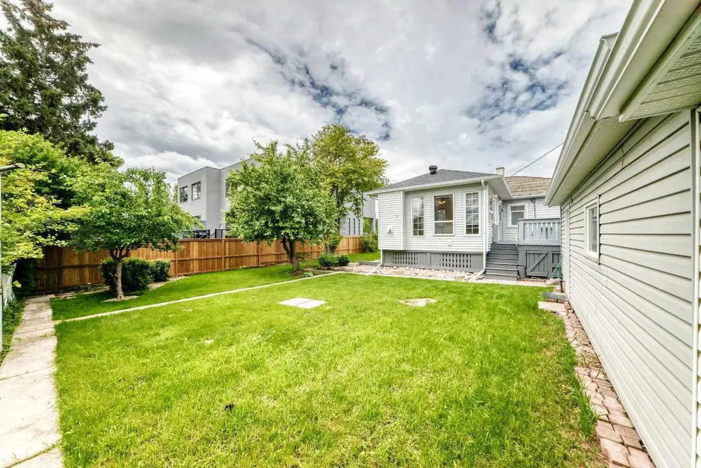 1712 28 Street SW Calgary AB T3C1L9