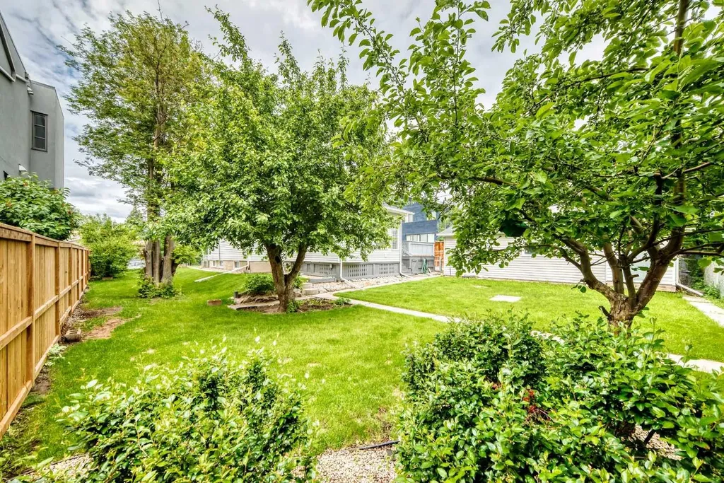 1712 28 Street SW Calgary AB T3C1L9