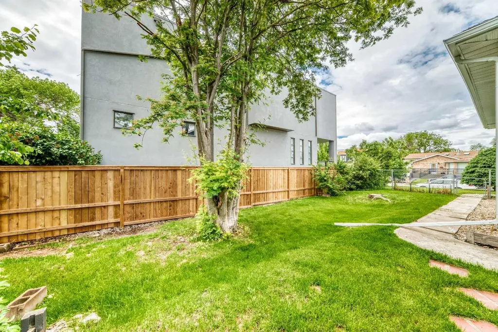 1712 28 Street SW Calgary AB T3C1L9