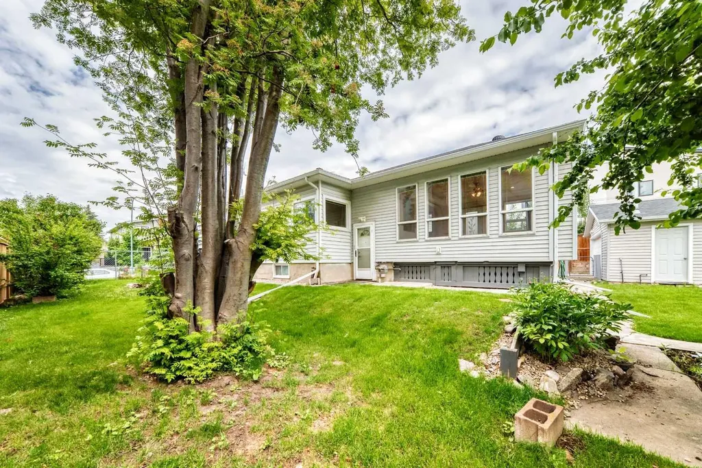 1712 28 Street SW Calgary AB T3C1L9