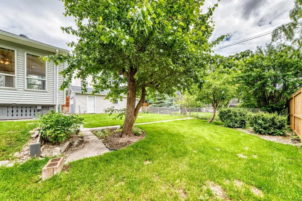 1712 28 Street SW Calgary AB T3C1L9