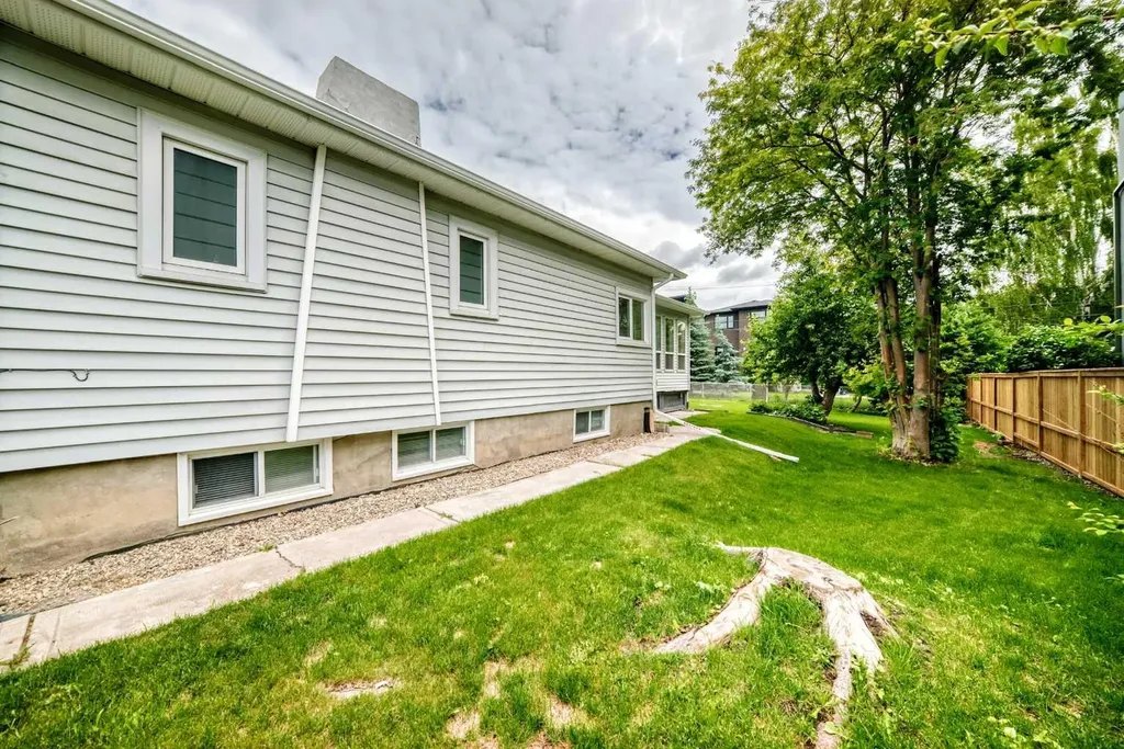 1712 28 Street SW Calgary AB T3C1L9