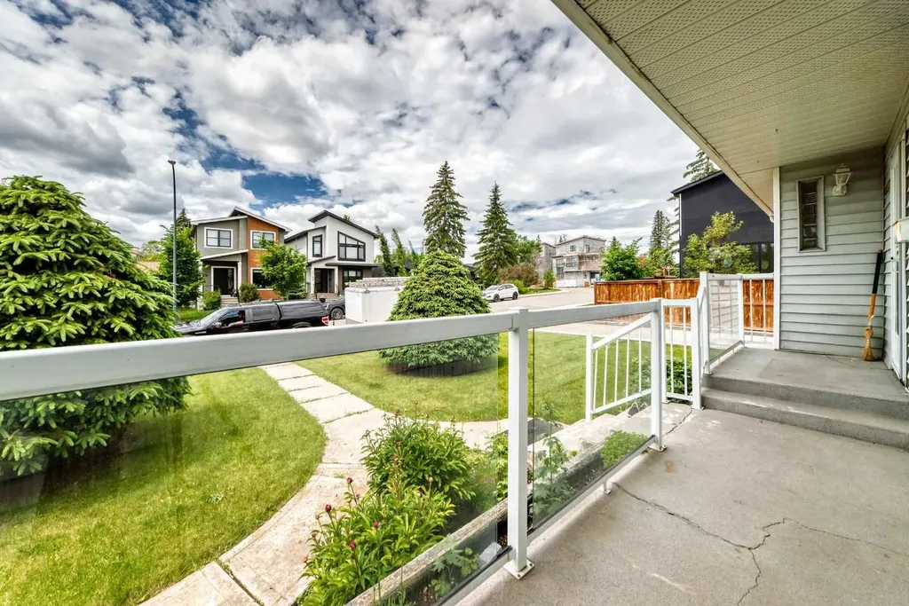 1712 28 Street SW Calgary AB T3C1L9