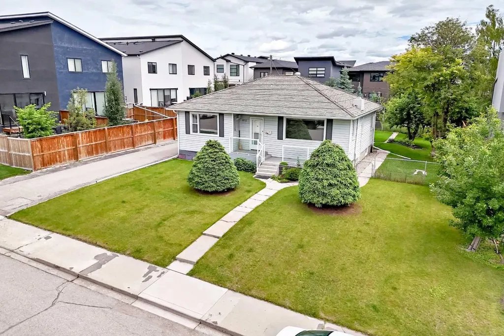 1712 28 Street SW Calgary AB T3C1L9