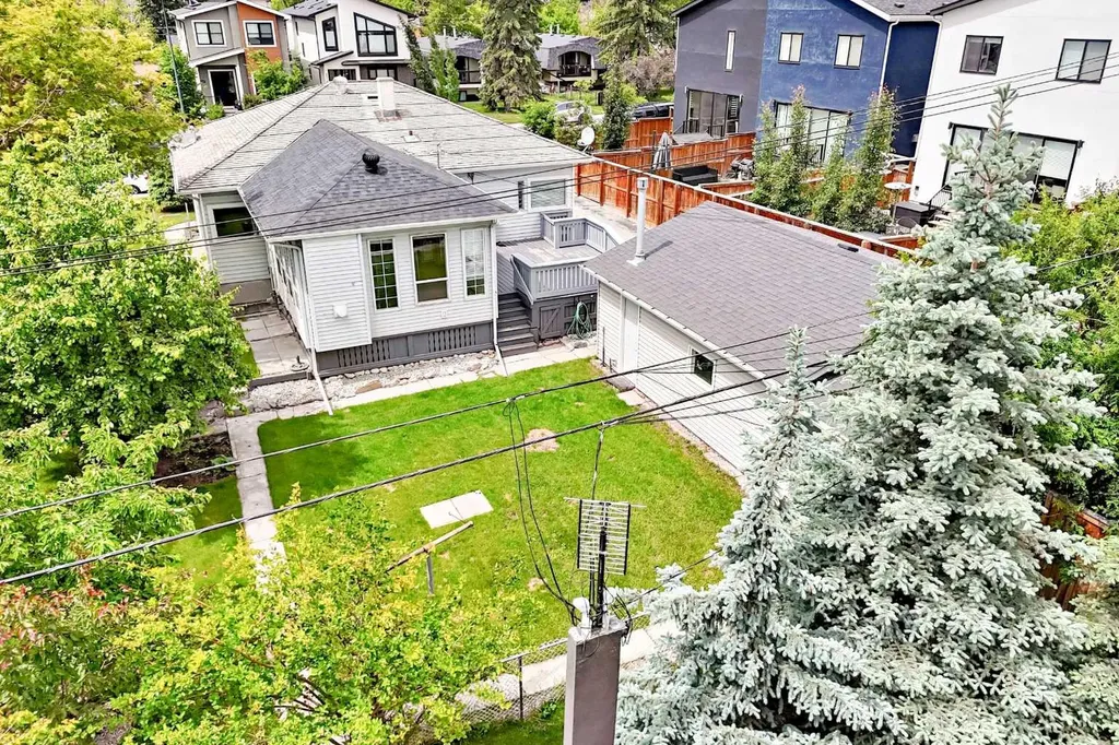 1712 28 Street SW Calgary AB T3C1L9