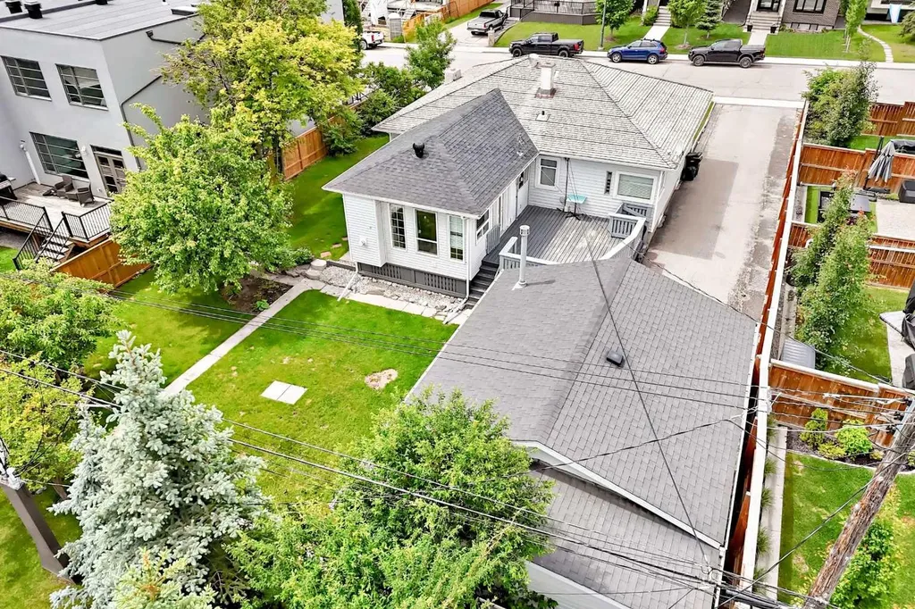 1712 28 Street SW Calgary AB T3C1L9