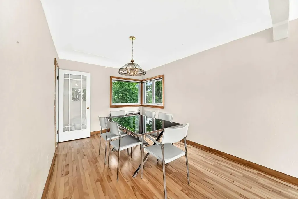 1712 28 Street SW Calgary AB T3C1L9
