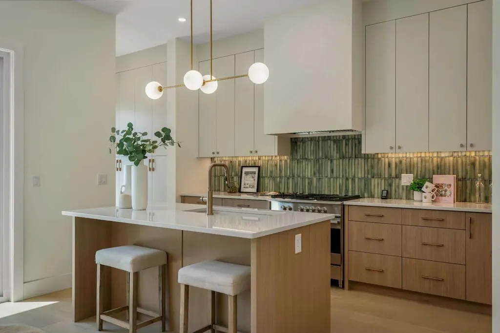 3917 23 Avenue SW Calgary AB T3E 0J9