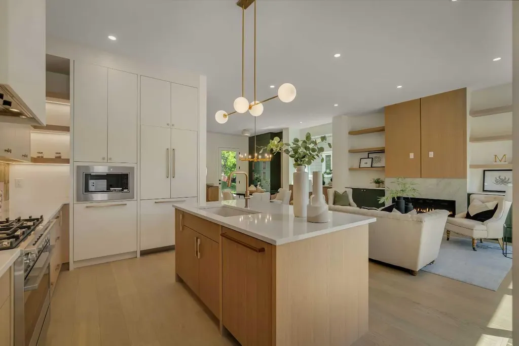 3917 23 Avenue SW Calgary AB T3E 0J9