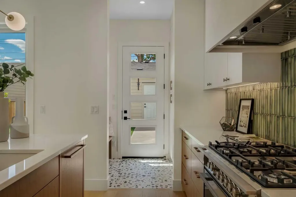 3917 23 Avenue SW Calgary AB T3E 0J9