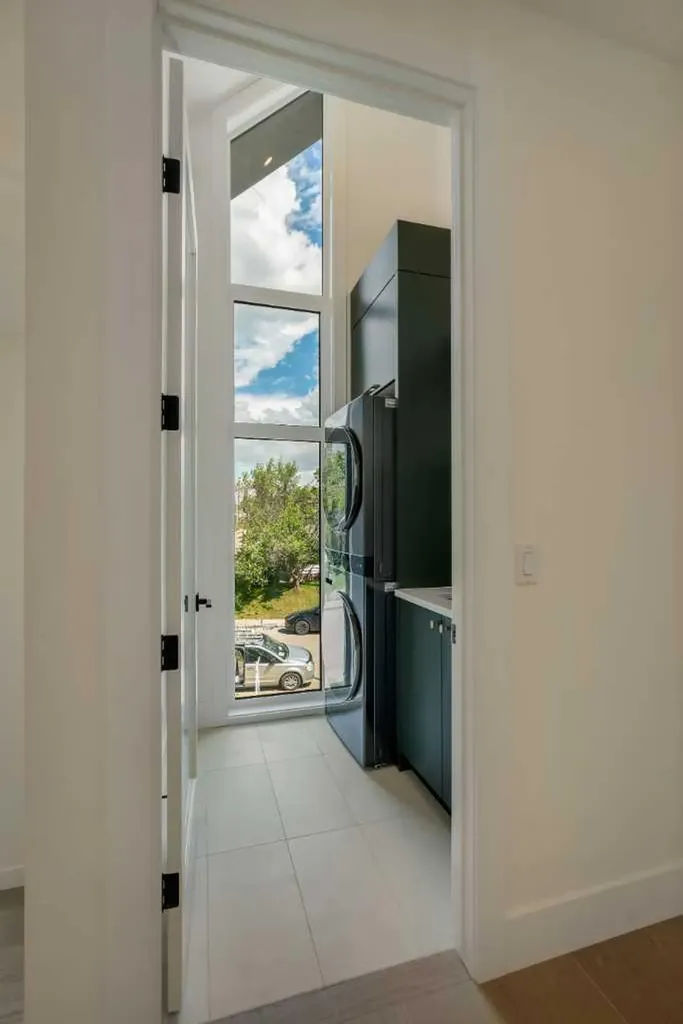 3917 23 Avenue SW Calgary AB T3E 0J9