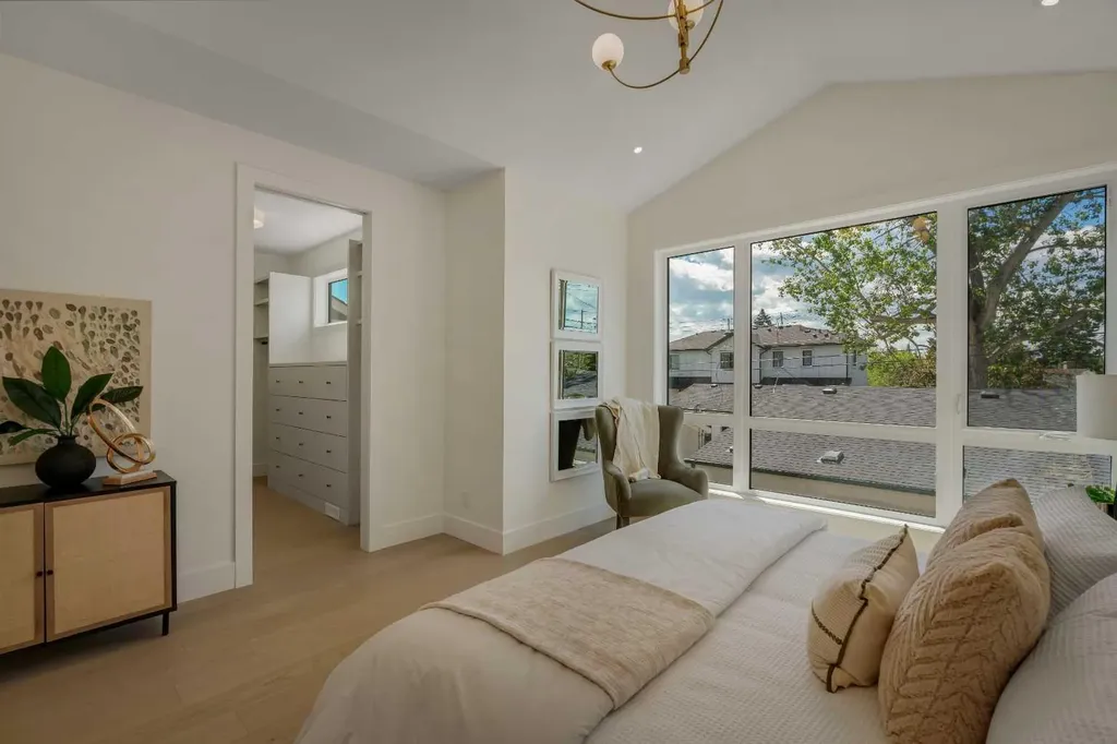 3917 23 Avenue SW Calgary AB T3E 0J9