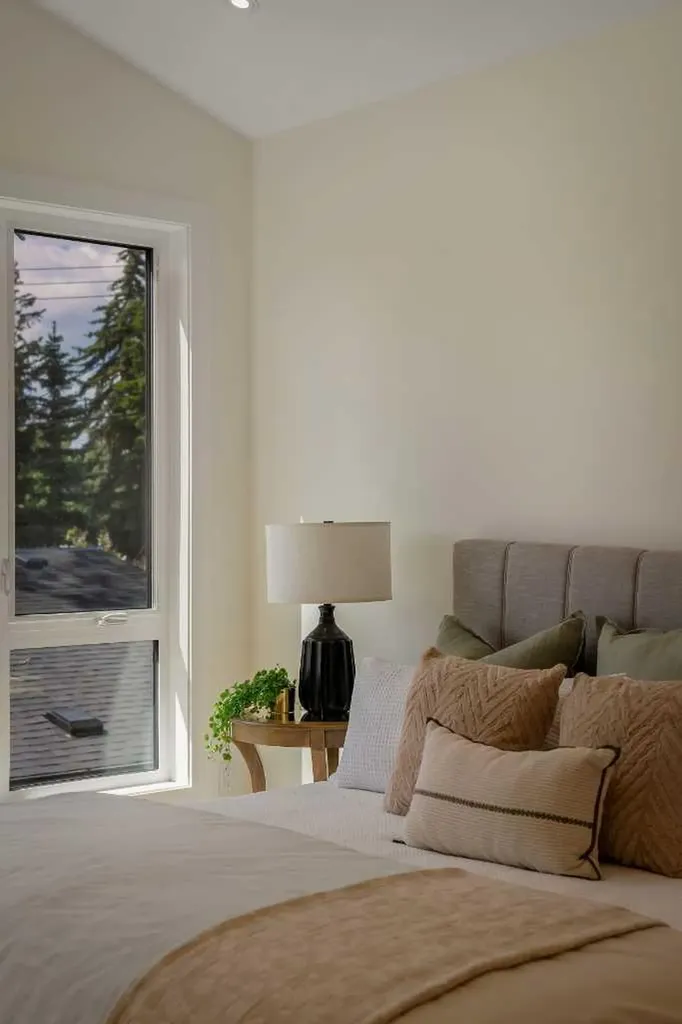 3917 23 Avenue SW Calgary AB T3E 0J9