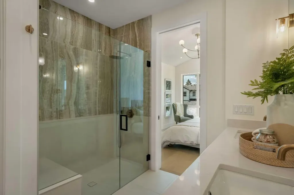 3917 23 Avenue SW Calgary AB T3E 0J9