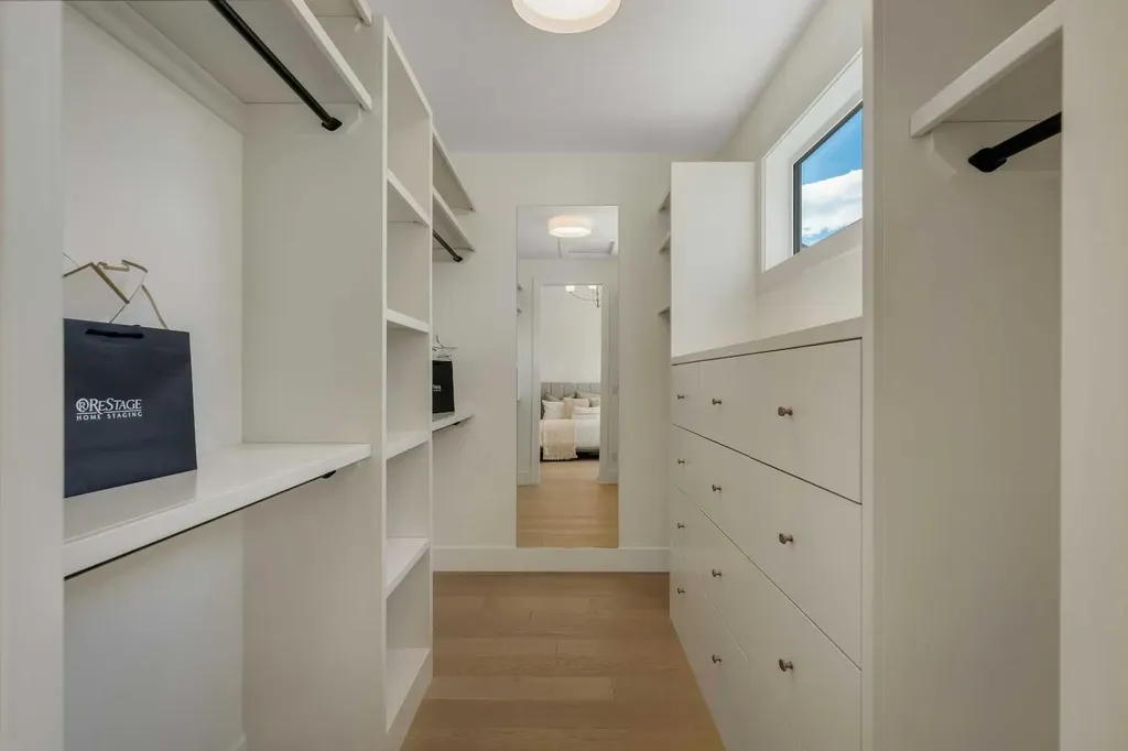 3917 23 Avenue SW Calgary AB T3E 0J9