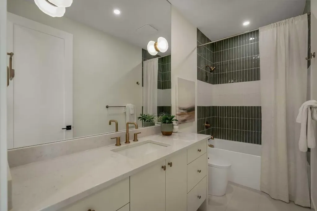 3917 23 Avenue SW Calgary AB T3E 0J9