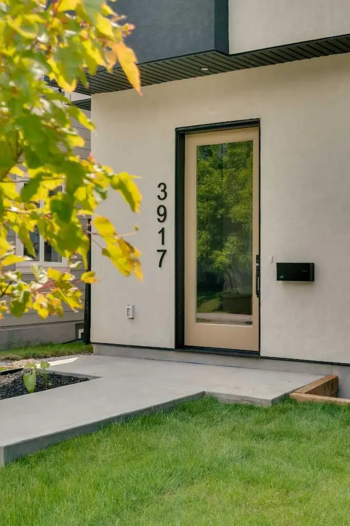 3917 23 Avenue SW Calgary AB T3E 0J9