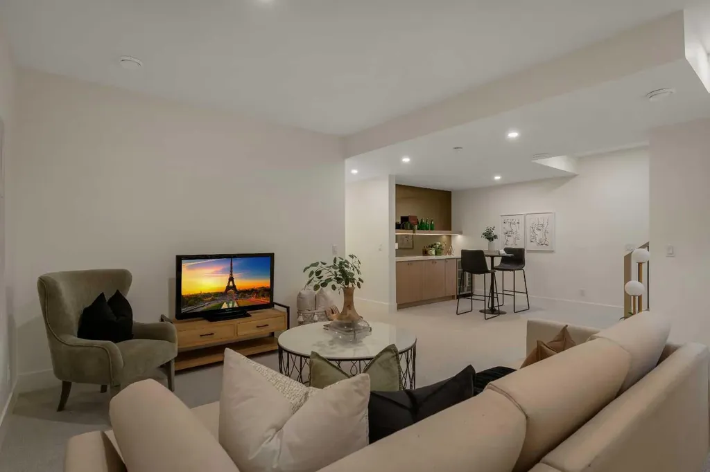 3917 23 Avenue SW Calgary AB T3E 0J9