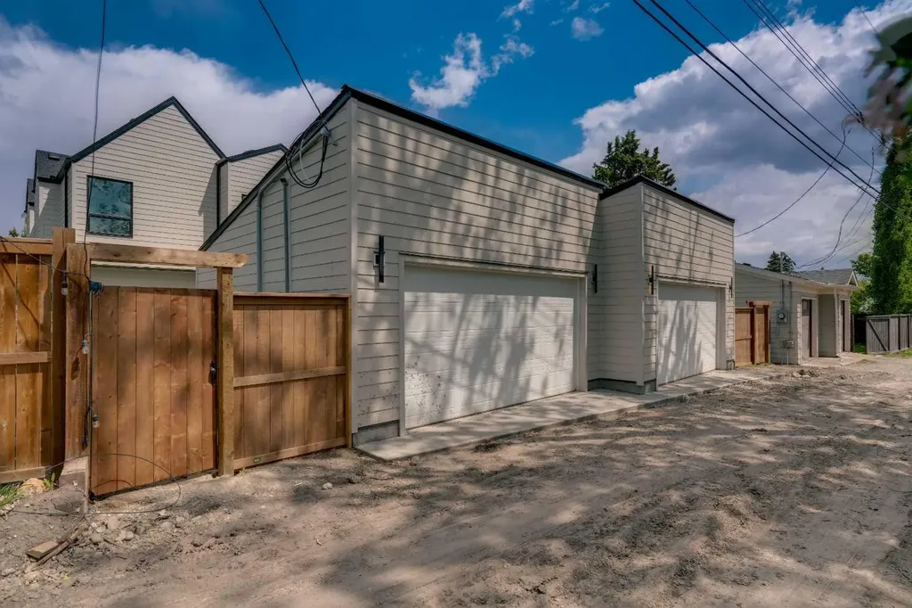 3917 23 Avenue SW Calgary AB T3E 0J9