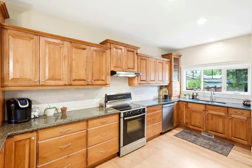 612 19 Avenue NW Calgary AB T2M 0Y8