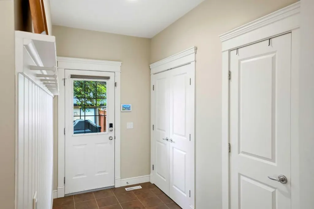 612 19 Avenue NW Calgary AB T2M 0Y8
