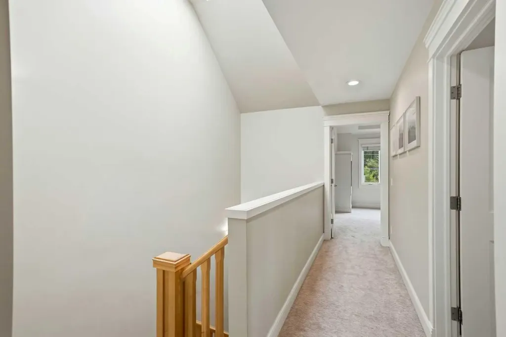 612 19 Avenue NW Calgary AB T2M 0Y8