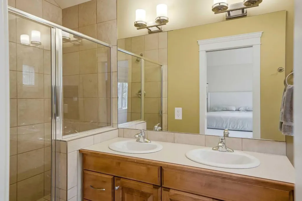 612 19 Avenue NW Calgary AB T2M 0Y8