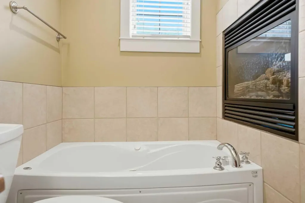 612 19 Avenue NW Calgary AB T2M 0Y8