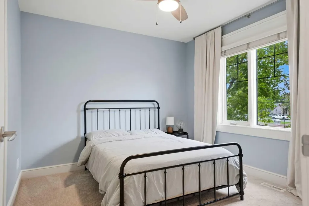 612 19 Avenue NW Calgary AB T2M 0Y8