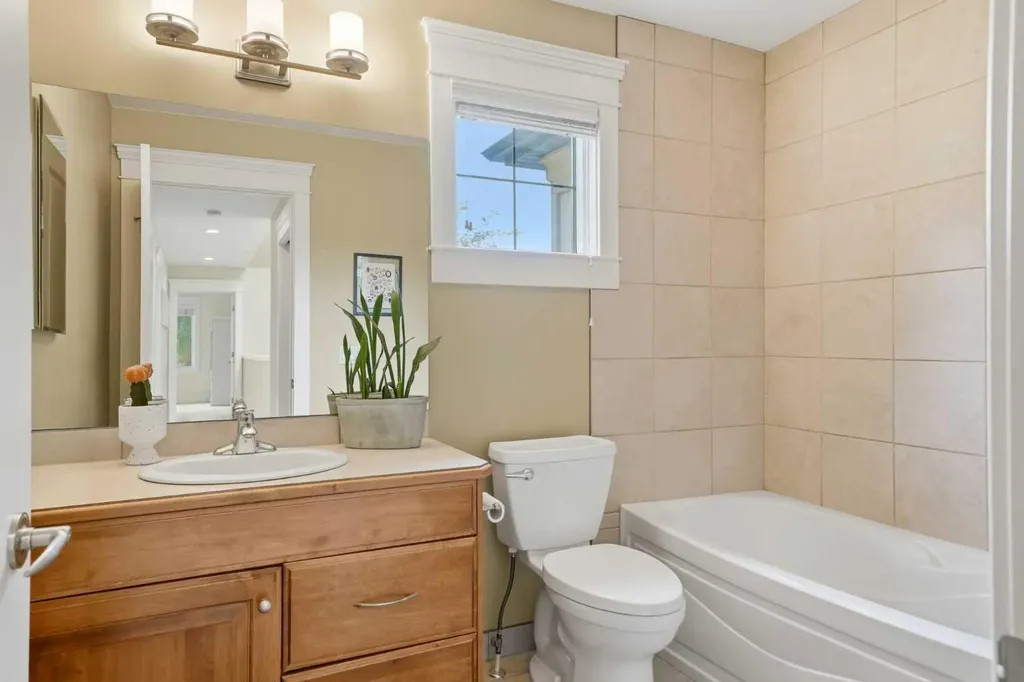612 19 Avenue NW Calgary AB T2M 0Y8