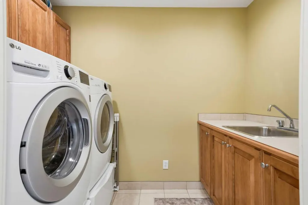 612 19 Avenue NW Calgary AB T2M 0Y8