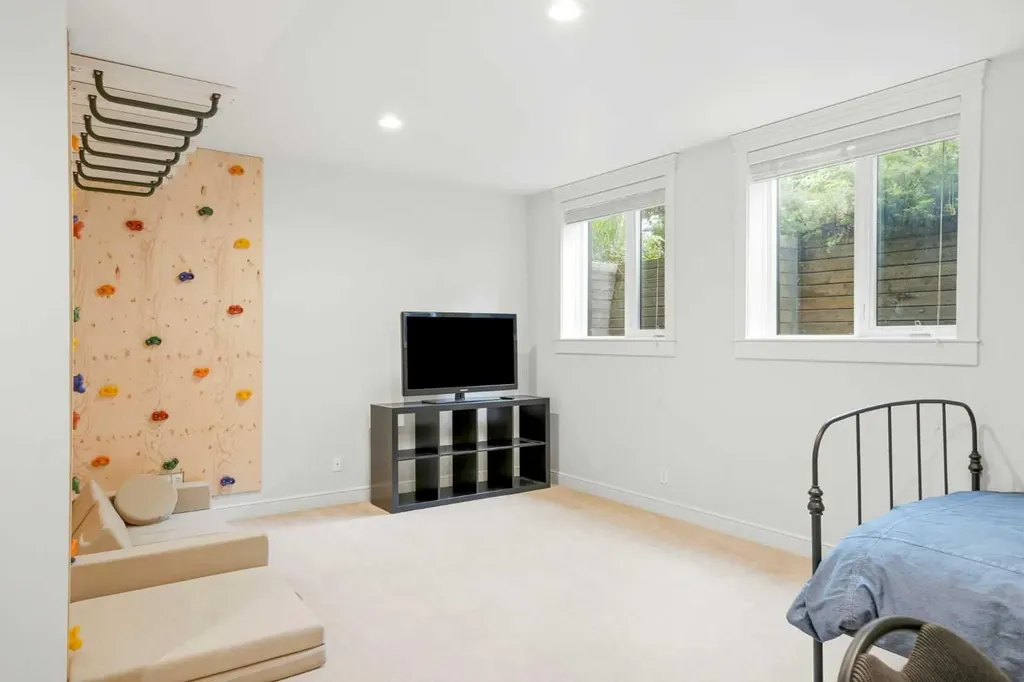 612 19 Avenue NW Calgary AB T2M 0Y8