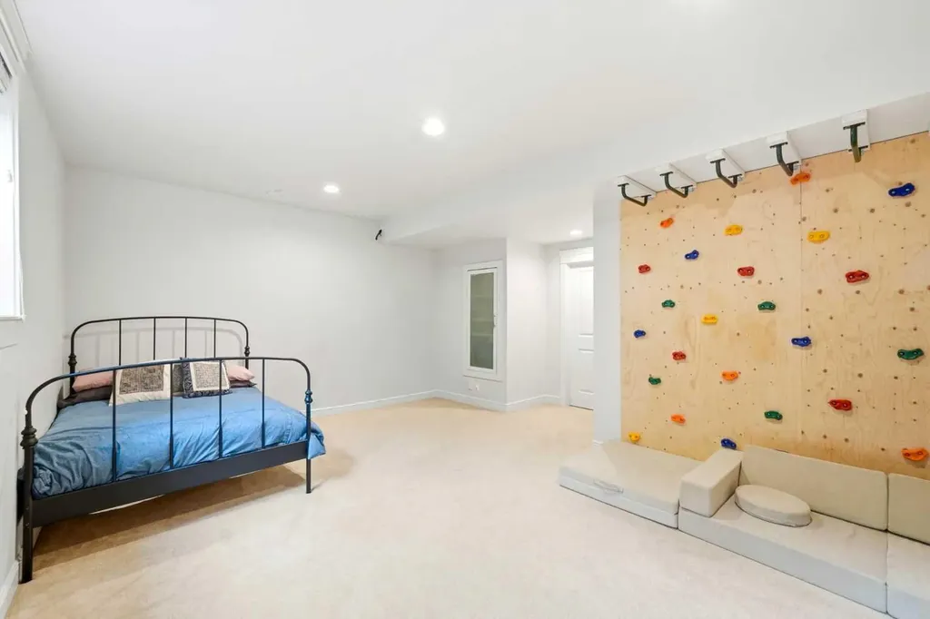 612 19 Avenue NW Calgary AB T2M 0Y8