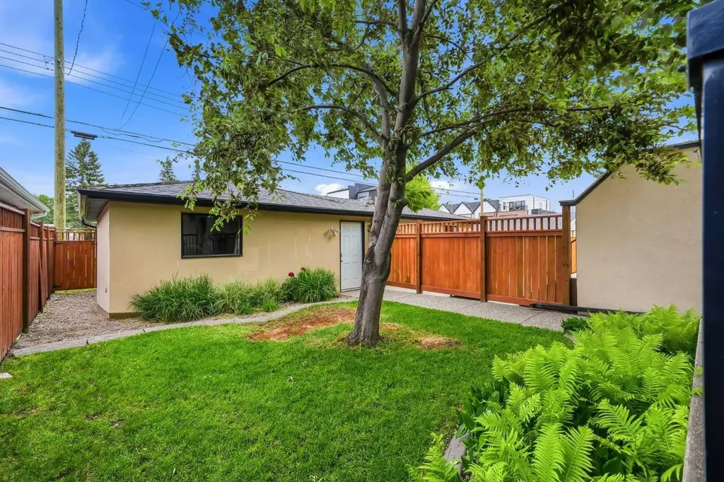 612 19 Avenue NW Calgary AB T2M 0Y8