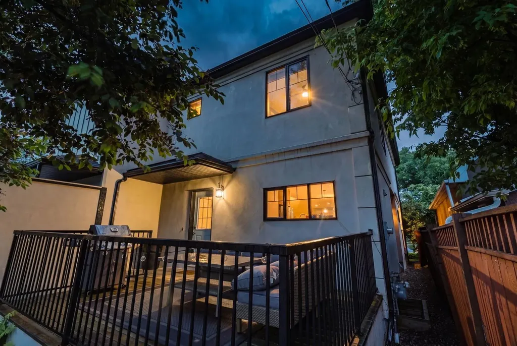 612 19 Avenue NW Calgary AB T2M 0Y8