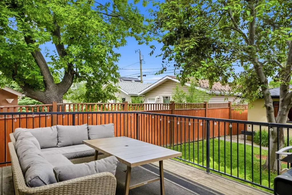 612 19 Avenue NW Calgary AB T2M 0Y8
