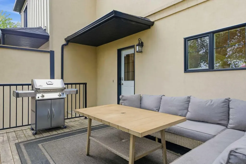 612 19 Avenue NW Calgary AB T2M 0Y8