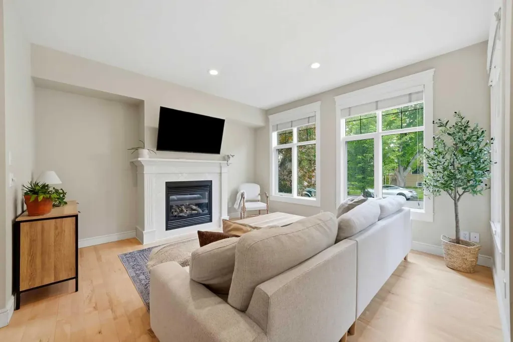 612 19 Avenue NW Calgary AB T2M 0Y8