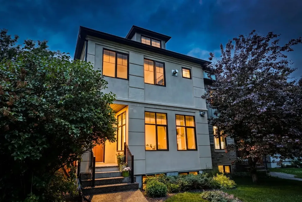 612 19 Avenue NW Calgary AB T2M 0Y8