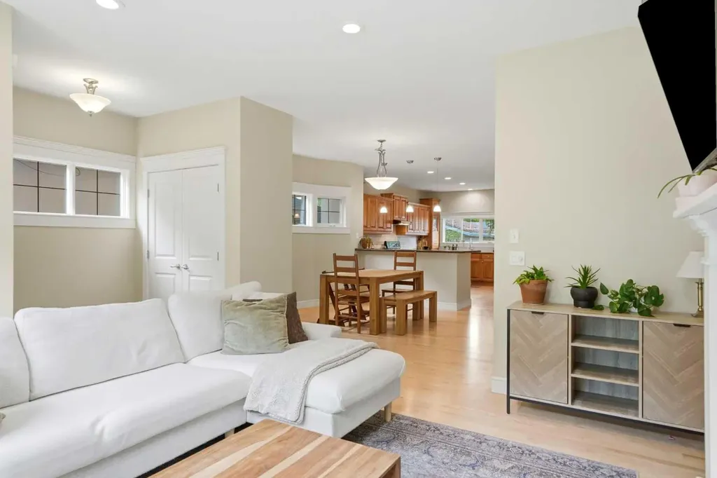 612 19 Avenue NW Calgary AB T2M 0Y8