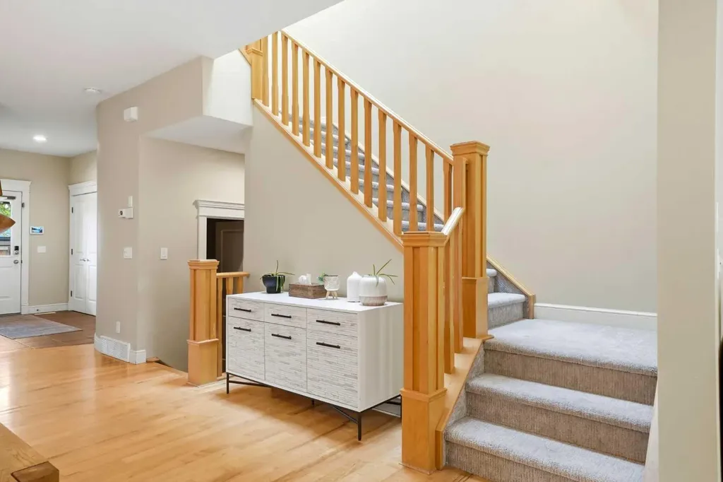 612 19 Avenue NW Calgary AB T2M 0Y8