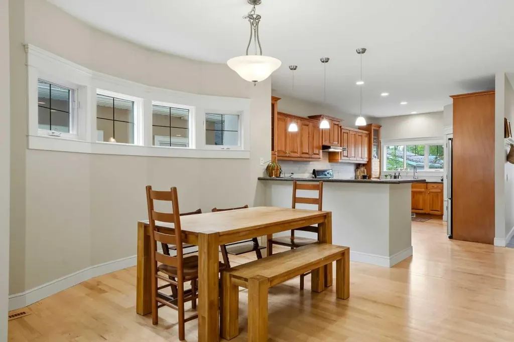 612 19 Avenue NW Calgary AB T2M 0Y8